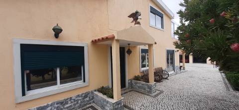 Quinta com moradia T3 e com piscina na Terrugem