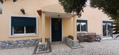 Quinta com moradia T3 e com piscina na Terrugem
