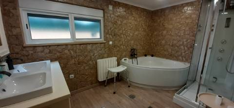 Quinta com moradia T3 e com piscina na Terrugem