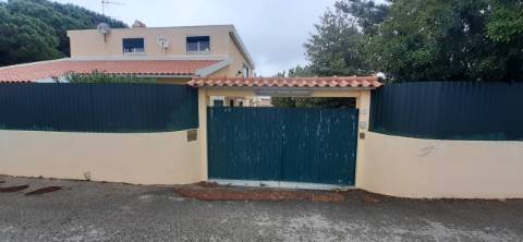 Quinta com moradia T3 e com piscina na Terrugem