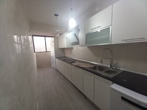 Apartamento Duplex T3 em fase final de renovação na Costa da Caparica a 300 metros das praias