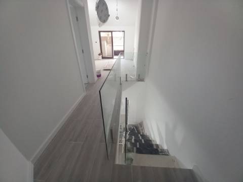 Apartamento Duplex T3 em fase final de renovação na Costa da Caparica a 300 metros das praias