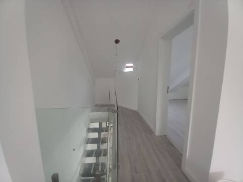 Apartamento Duplex T3 em fase final de renovação na Costa da Caparica a 300 metros das praias