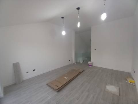 Apartamento Duplex T3 em fase final de renovação na Costa da Caparica a 300 metros das praias