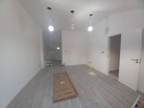 Apartamento Duplex T3 em fase final de renovação na Costa da Caparica a 300 metros das praias