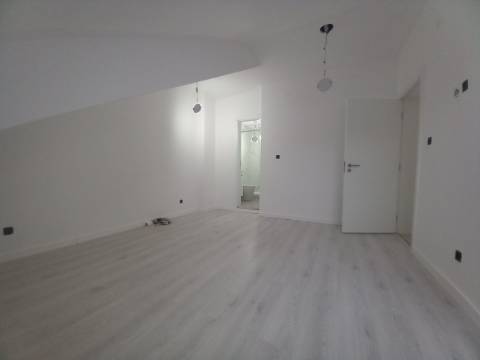 Apartamento Duplex T3 em fase final de renovação na Costa da Caparica a 300 metros das praias