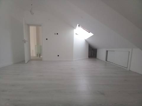 Apartamento Duplex T3 em fase final de renovação na Costa da Caparica a 300 metros das praias