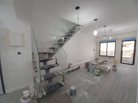 Apartamento Duplex T3 em fase final de renovação na Costa da Caparica a 300 metros das praias