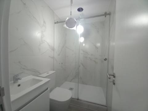 Apartamento Duplex T3 em fase final de renovação na Costa da Caparica a 300 metros das praias