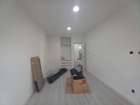 Apartamento Duplex T3 em fase final de renovação na Costa da Caparica a 300 metros das praias