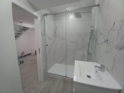 Apartamento Duplex T3 em fase final de renovação na Costa da Caparica a 300 metros das praias