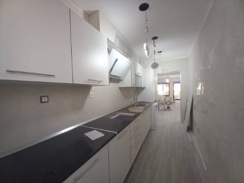 Apartamento Duplex T3 em fase final de renovação na Costa da Caparica a 300 metros das praias
