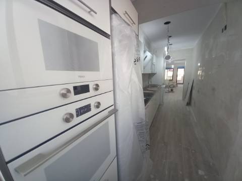Apartamento Duplex T3 em fase final de renovação na Costa da Caparica a 300 metros das praias