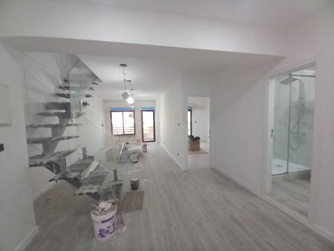 Apartamento Duplex T3 em fase final de renovação na Costa da Caparica a 300 metros das praias