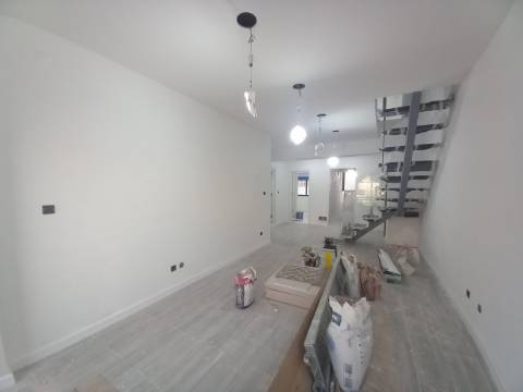 Apartamento Duplex T3 em fase final de renovação na Costa da Caparica a 300 metros das praias