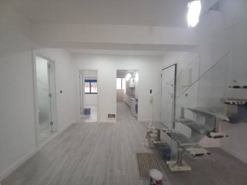 Apartamento Duplex T3 em fase final de renovação na Costa da Caparica a 300 metros das praias