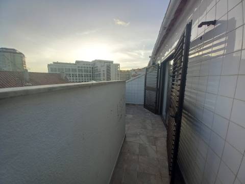 Apartamento Duplex T3 em fase final de renovação na Costa da Caparica a 300 metros das praias