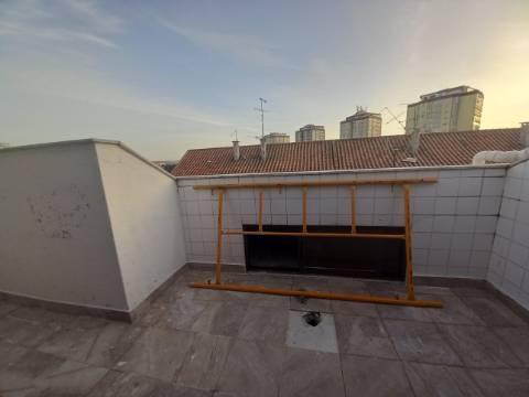 Apartamento Duplex T3 em fase final de renovação na Costa da Caparica a 300 metros das praias