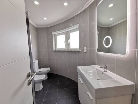 Moradia geminada T4 Remodelada na Bela Vila da Ericeira