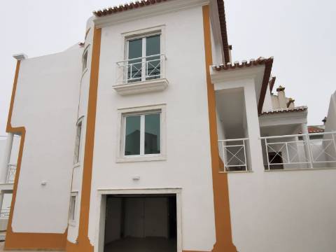 Moradia geminada T4 Remodelada na Bela Vila da Ericeira