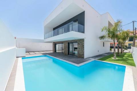 **Moradia T4 com Piscina Privada em Marisol**