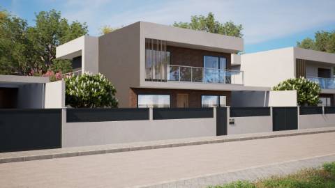 **Moradia T4 com Piscina Privada em Marisol**