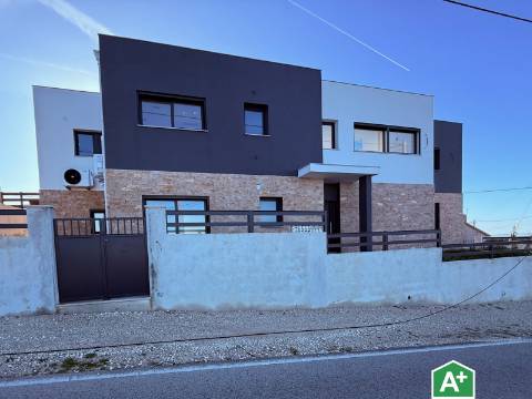 
Moradia V5 com garagem e piscina - entre as praias de São Martinho do Porto e Salgado