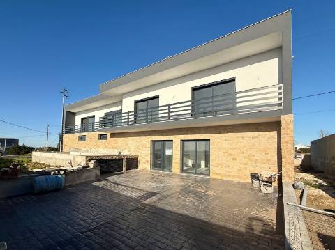 
Moradia V5 com garagem e piscina - entre as praias de São Martinho do Porto e Salgado