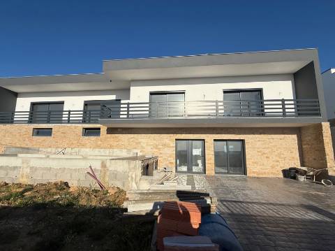 
Moradia V5 com garagem e piscina - entre as praias de São Martinho do Porto e Salgado