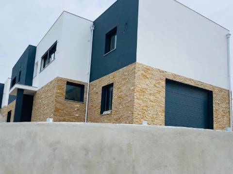 
Moradia V5 com garagem e piscina - entre as praias de São Martinho do Porto e Salgado