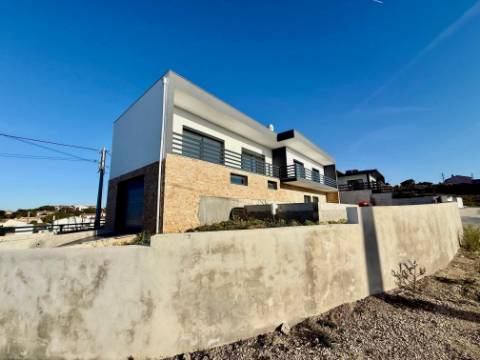 
Moradia V5 com garagem e piscina - entre as praias de São Martinho do Porto e Salgado