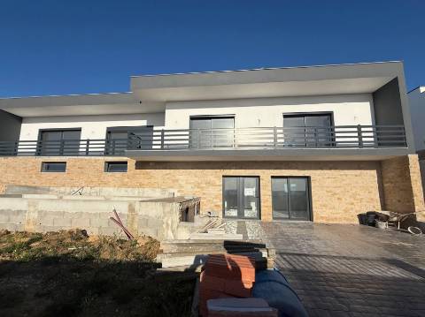
Moradia V5 com garagem e piscina - entre as praias de São Martinho do Porto e Salgado