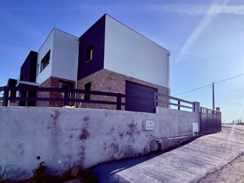 
Moradia V5 com garagem e piscina - entre as praias de São Martinho do Porto e Salgado