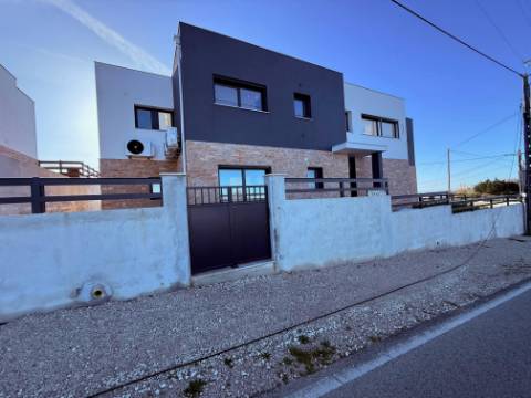 
Moradia V5 com garagem e piscina - entre as praias de São Martinho do Porto e Salgado