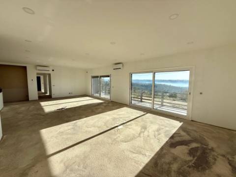 
Moradia V5 com garagem e piscina - entre as praias de São Martinho do Porto e Salgado