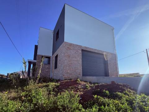 
Moradia V5 com garagem e piscina - entre as praias de São Martinho do Porto e Salgado