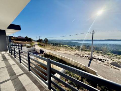 
Moradia V5 com garagem e piscina - entre as praias de São Martinho do Porto e Salgado