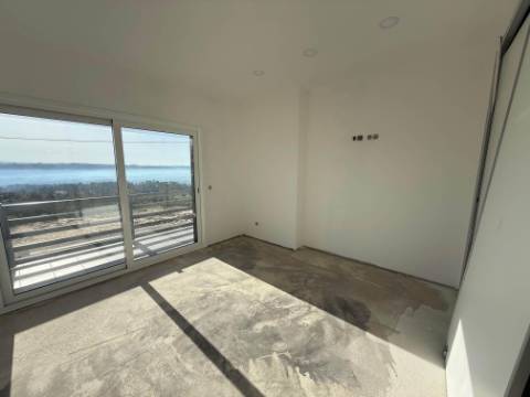 
Moradia V5 com garagem e piscina - entre as praias de São Martinho do Porto e Salgado