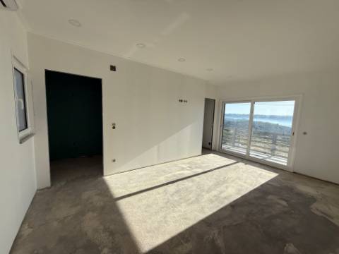 
Moradia V5 com garagem e piscina - entre as praias de São Martinho do Porto e Salgado