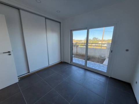 
Moradia V5 com garagem e piscina - entre as praias de São Martinho do Porto e Salgado