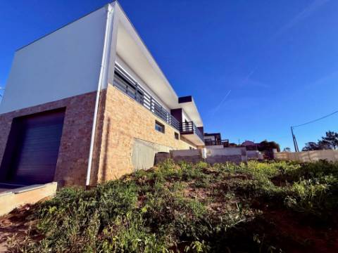 
Moradia V5 com garagem e piscina - entre as praias de São Martinho do Porto e Salgado