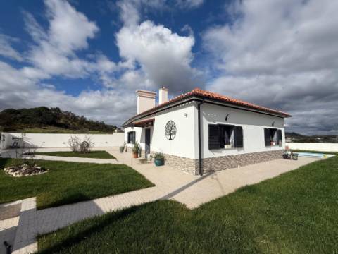 Quintinha com moradia, piscina, anexos e terreno - Alcoentre