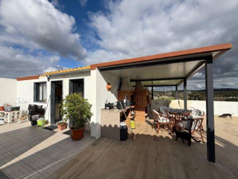 Quintinha com moradia, piscina, anexos e terreno - Alcoentre