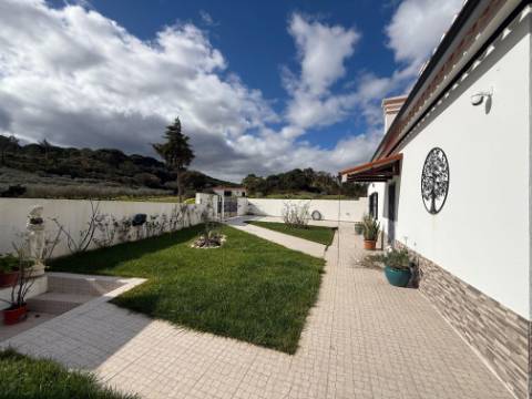 Quintinha com moradia, piscina, anexos e terreno - Alcoentre