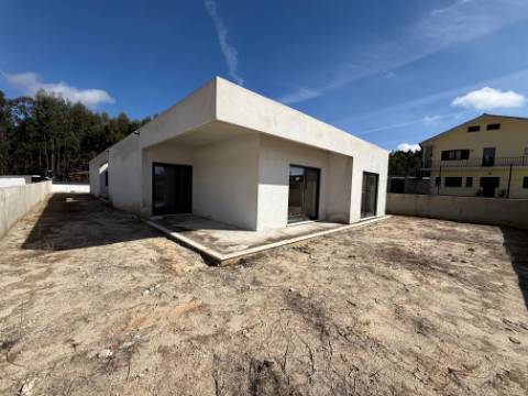 Moradia T4 individual com espaço de jardim - Rio Maior