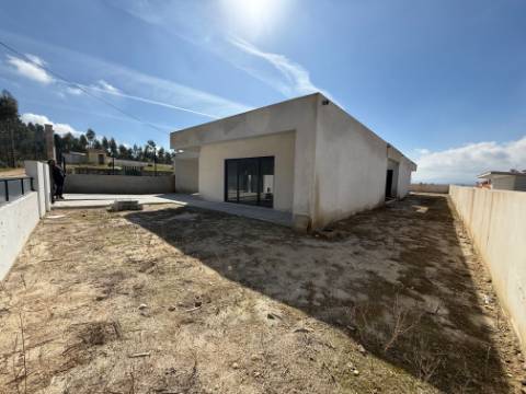 Moradia T4 individual com espaço de jardim - Rio Maior