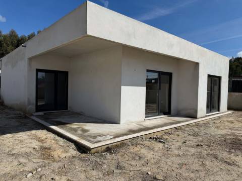 Moradia T4 individual com espaço de jardim - Rio Maior