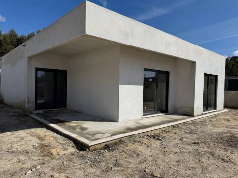 Moradia T4 individual com espaço de jardim - Rio Maior