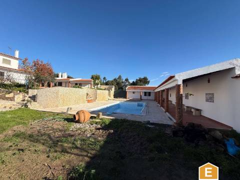 Moradia individual com anexos, piscina, armazéns e terreno - Landal