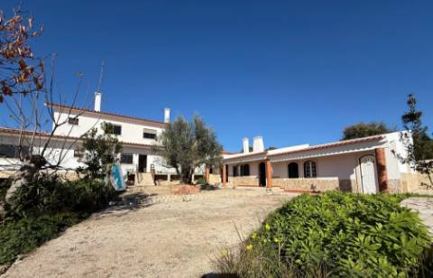 Moradia individual com anexos, piscina, armazéns e terreno - Landal